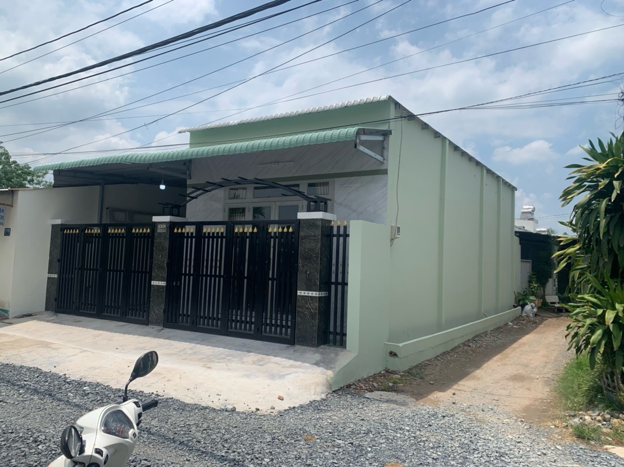 Bán căn nhà góc mặt tiền đường trải đá xe oto, dt 132m, có 68m thổ cư, xã Phú Hòa Đông