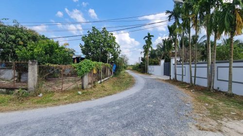 Bán lô đất 2 MT đường trải đá xe ôtô, dt 119.7m2, full thổ cư, xã Nhuận Đức.