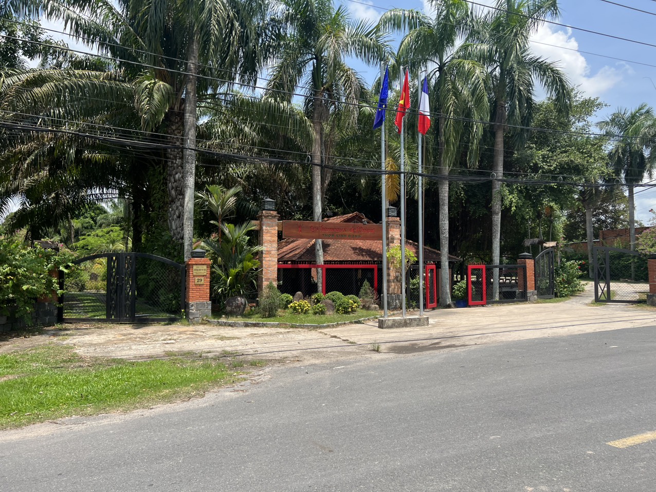 Bán lô đất mt Đường Nguyễn Thị Náo ngay resort THÔN KINH ĐÔNG, dt 145m, full thổ, xã Thái Mỹ.