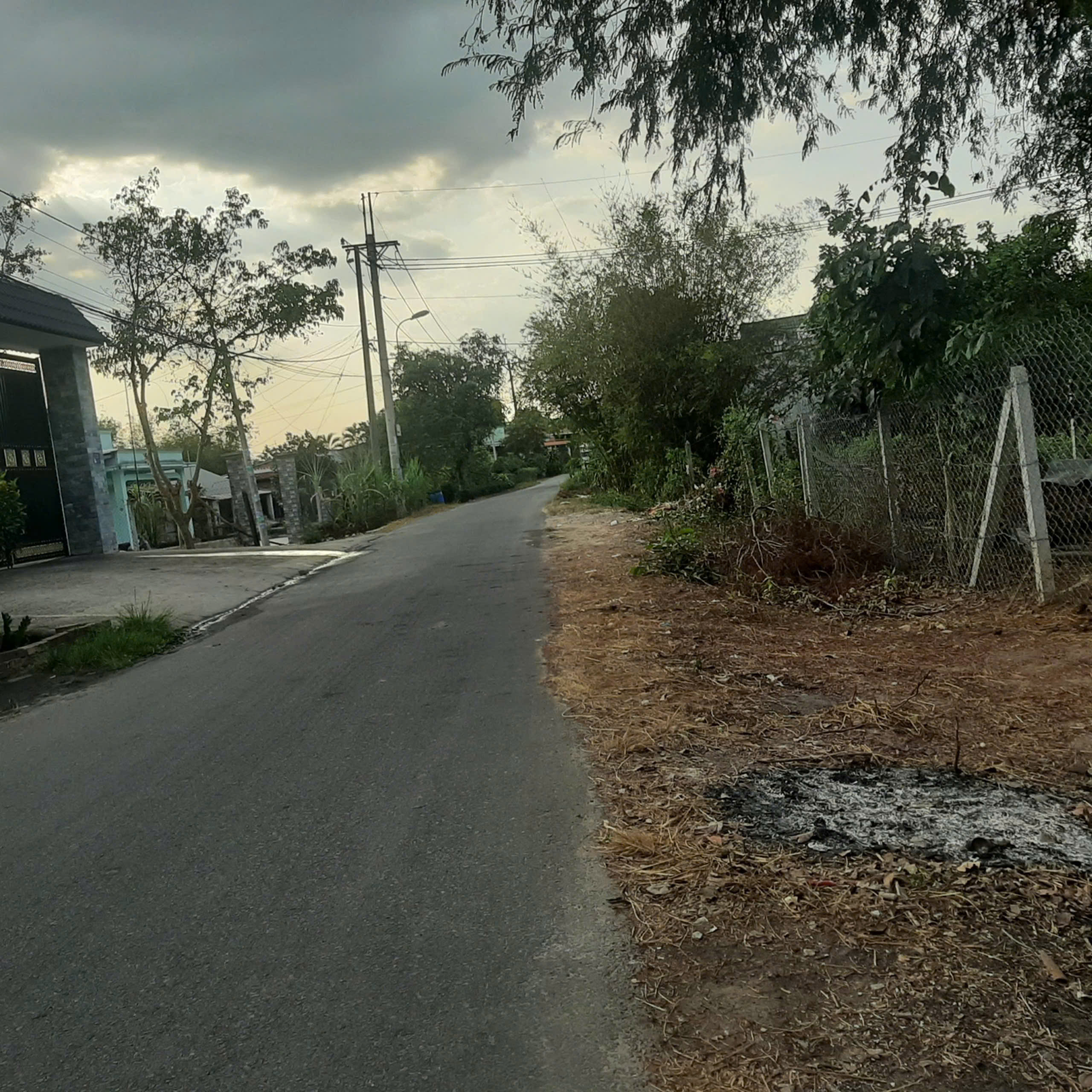 Bán lô đất MT đường nhựa 575, dt 234m2, thổ cư, xã Nhuận Đức.