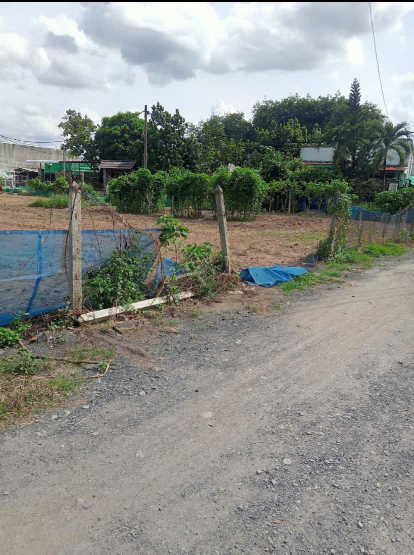 Kẹt quá bán lỗ bán lô đất mt đường trải đá xe tải, dt 1.275m, có 240m thổ cư, xã Phú Hòa Đông.
