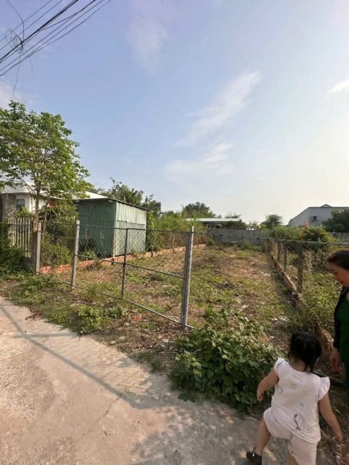 Bán lô đất MT đường bê tông xe ô tô, diện tích 161m, full thổ, xã Bình Mỹ.