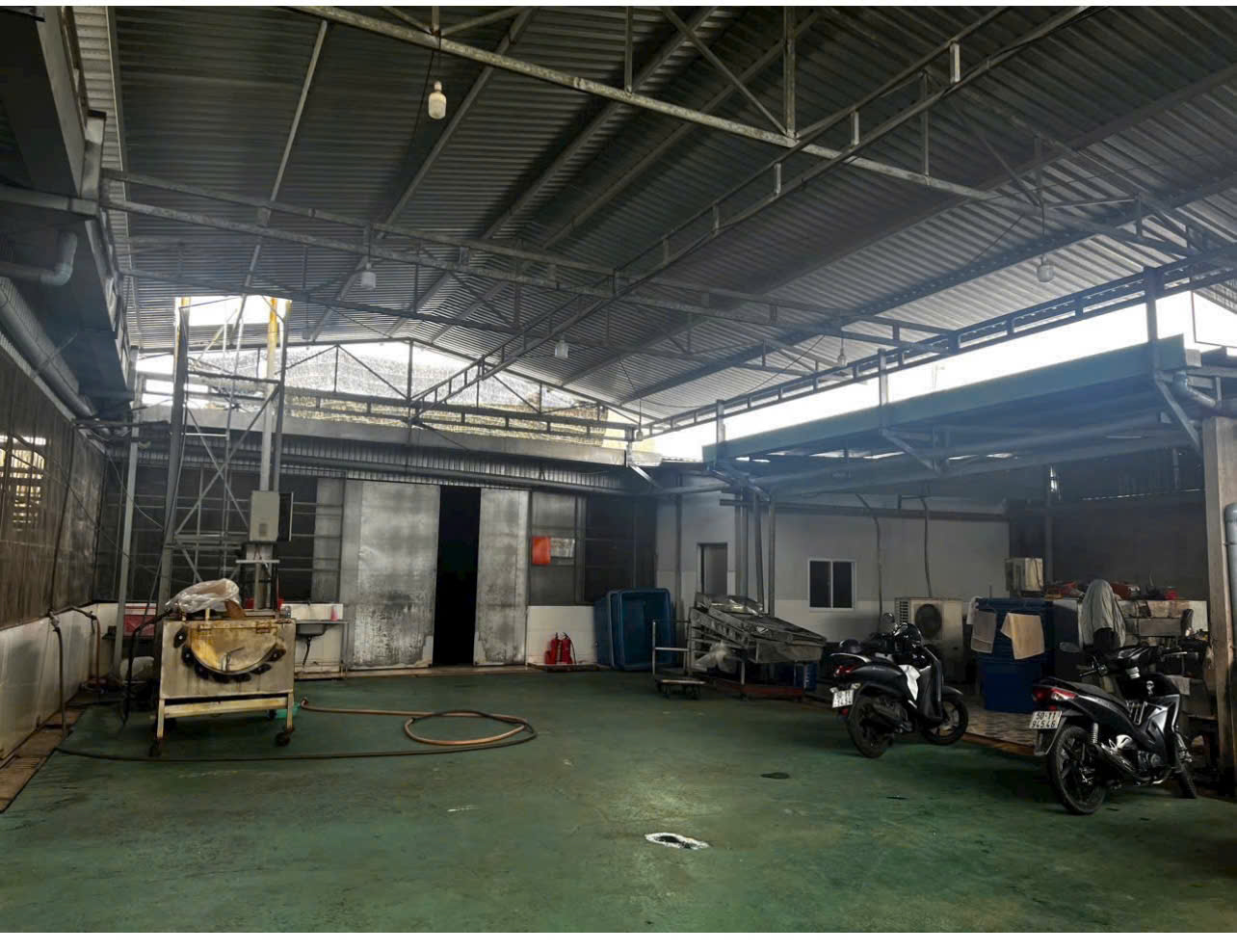 Bán xưởng hẻm xe tải 3,5 tấn, diện tích 1.071m2 có 497m2 thổ , xã Phú Hòa Đông