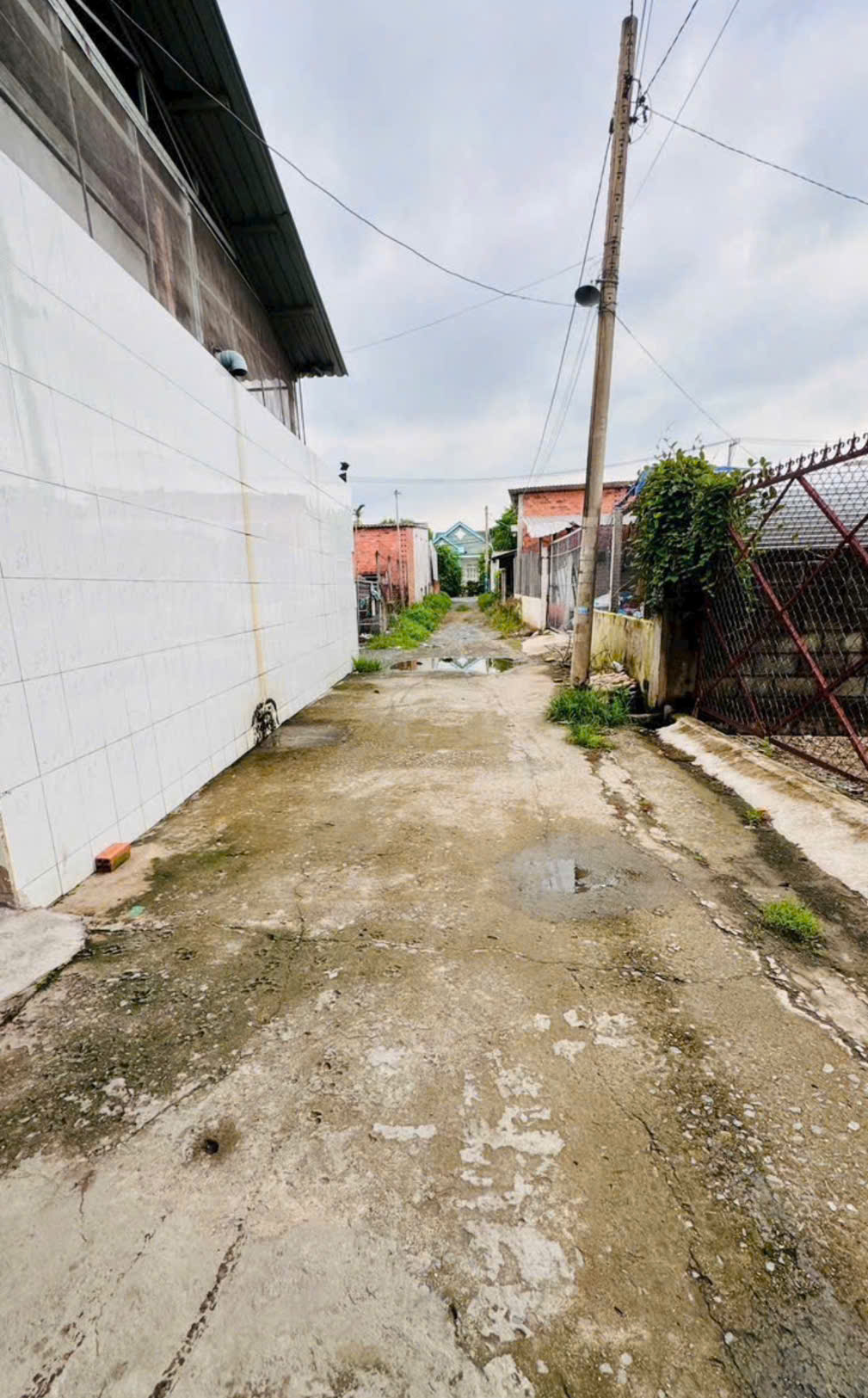 Bán xưởng hẻm xe tải 3,5 tấn, diện tích 1.071m2 có 497m2 thổ , xã Phú Hòa Đông